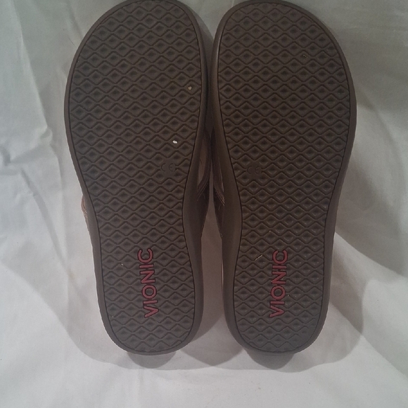 Vionic Women's Metallic Tan Women's Sandals Size 7 - Picture 6 of 7